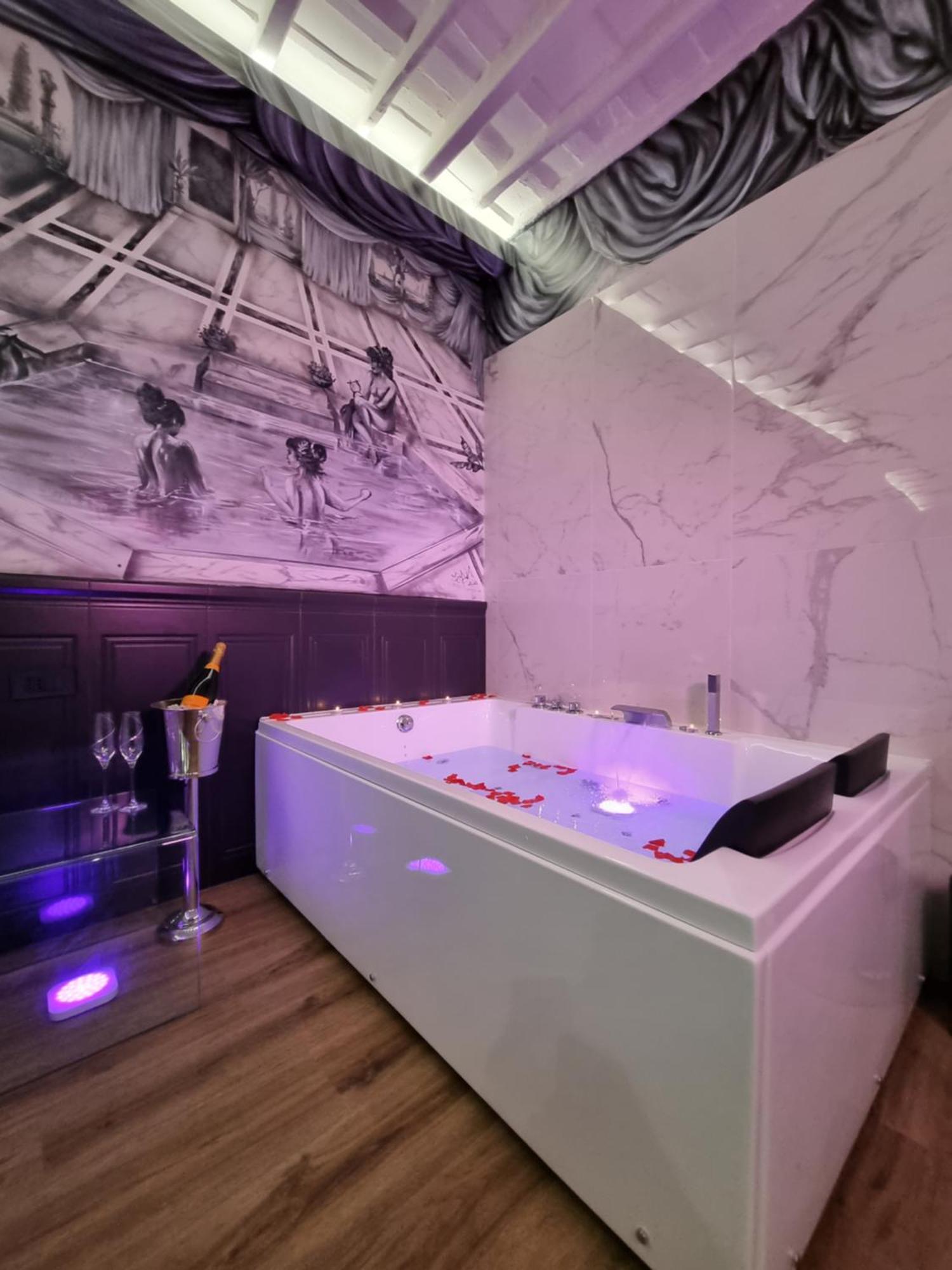 Mirror Jacuzzi Colosseo Monti * Rom